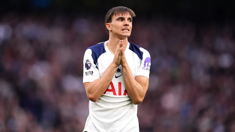 Dois golaços do Aston Villam 'gelam' Londres e Tottenham de João Palhinha