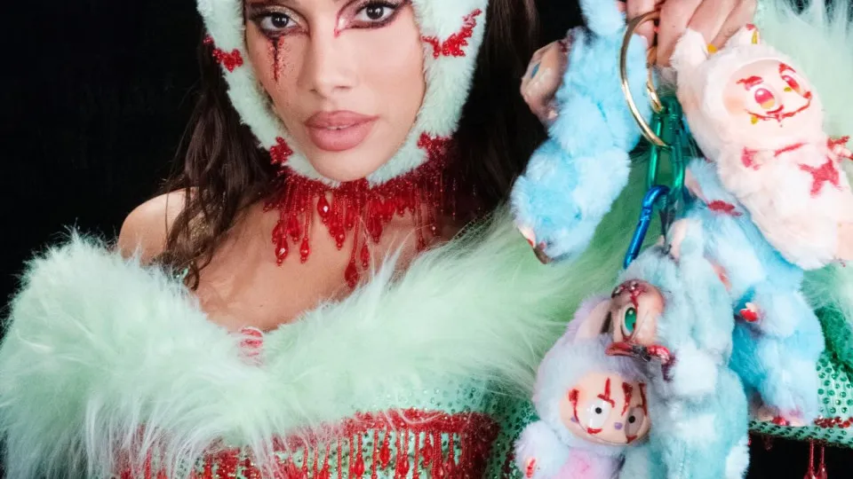 Anitta surpreende com look em festa de Halloween. "Vim de Labubu gótico"