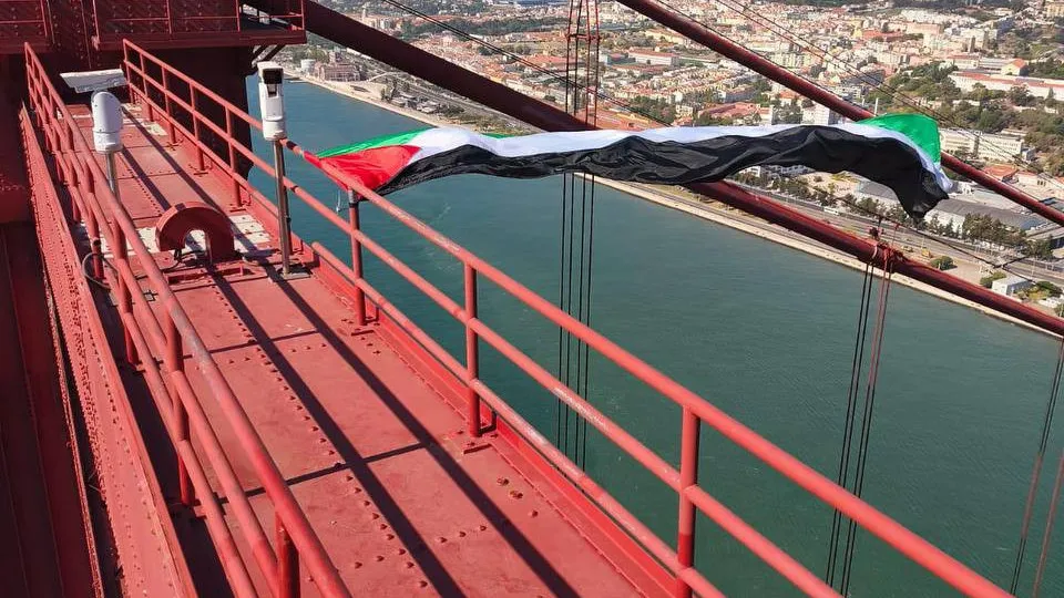 Ativista detido após hastear bandeira da Palestina na Ponte 25 de Abril