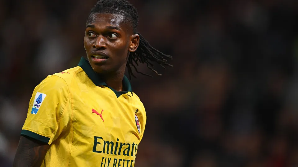 Rafael Leão 'cala' os críticos e faz AC Milan subir ao trono da Serie A