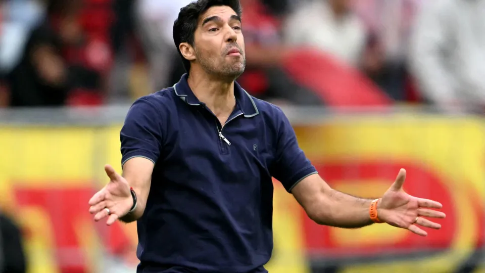Abel Ferreira cai no Maracanã e Palmeiras partilha topo do Brasileirão