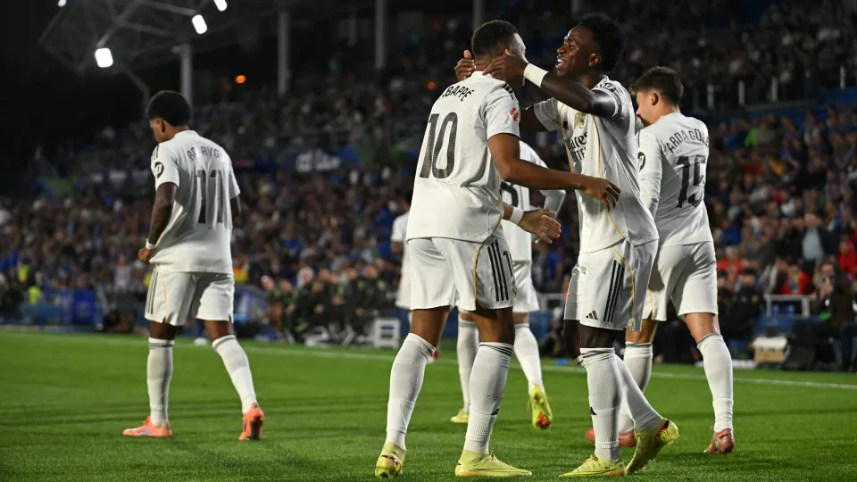 Real Madrid salvo por VAR e Mbappé para vencer na antecâmara do Barcelona