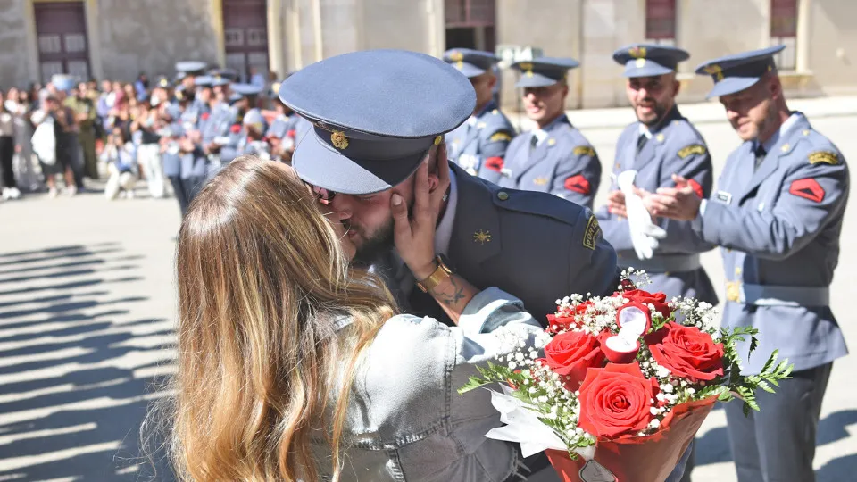 "Inesperado". Curso de Praças do Exército termina com pedido de casamento