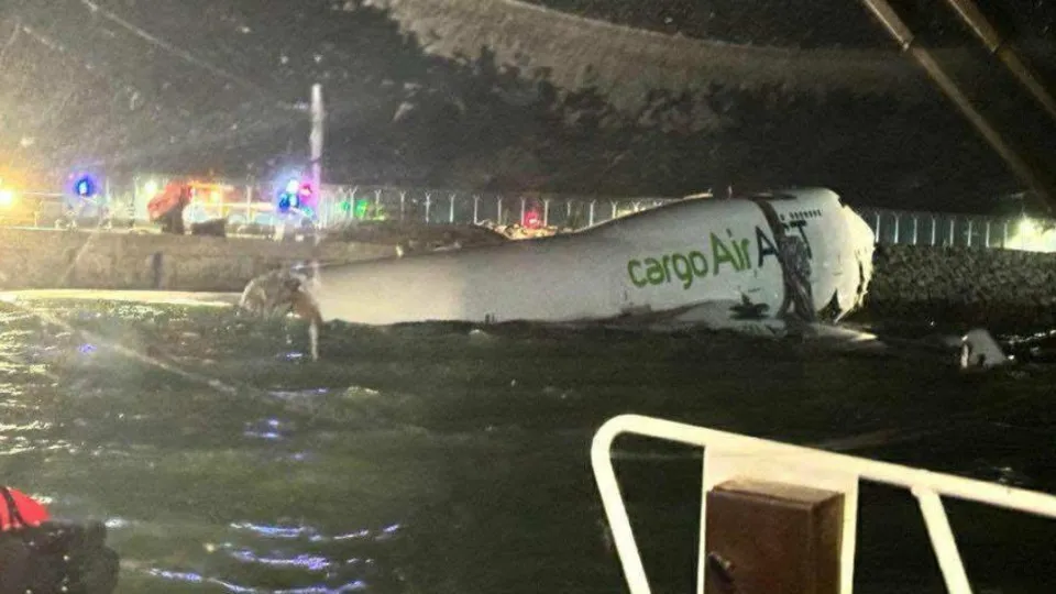 Avião de carga sai da pista do aeroporto de Hong Kong e faz dois mortos