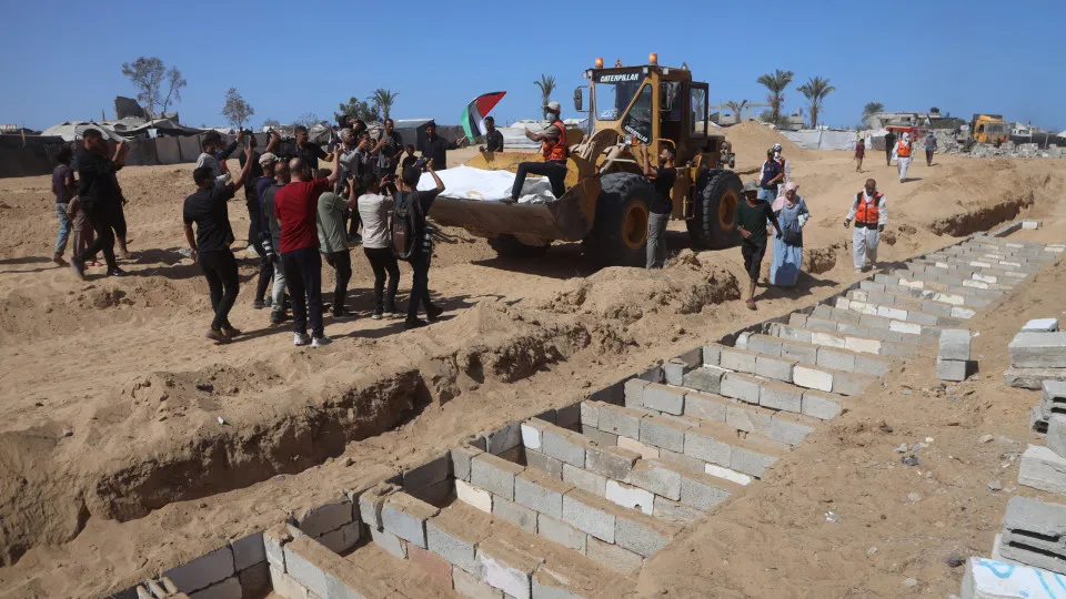 Mais de 50 corpos de palestinianos enterrados em valas na Faixa de Gaza