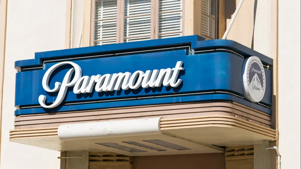 Paramount e Warner Bros assinam acordo de fusão avaliado em 110 mil milhões Paramount e Warner Bros assinam acordo de fusão avaliado em 110 mil milhões