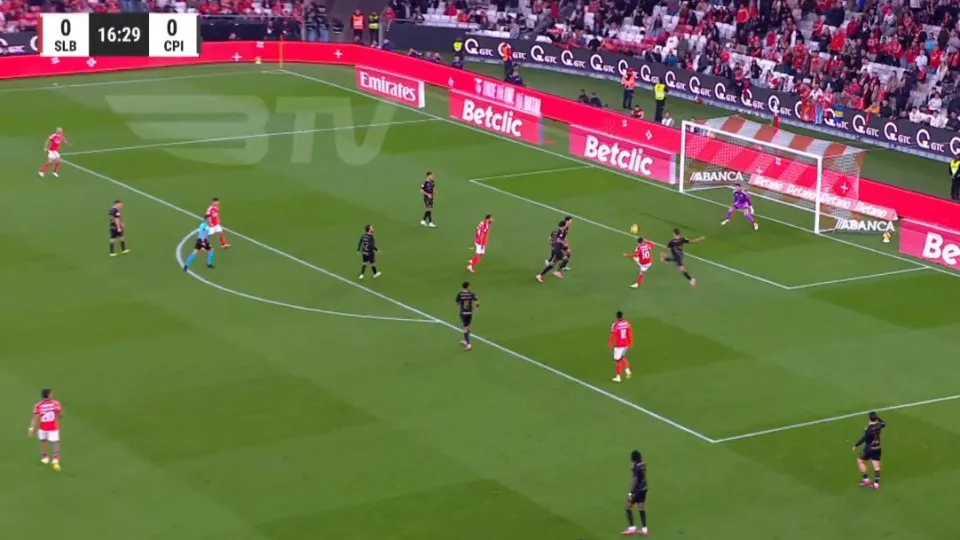 Sudakov bateu Luis Suárez e arrecadou prémio com este golo pelo Benfica