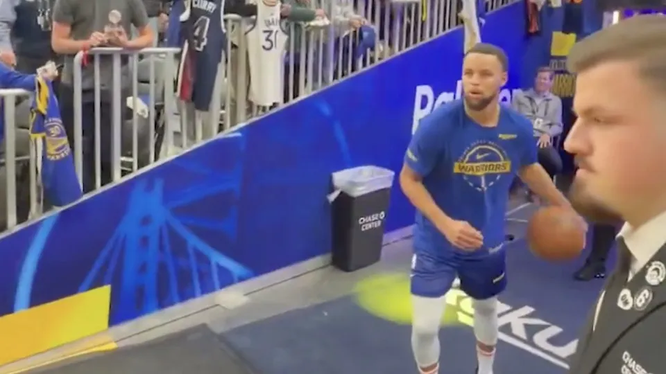 Ver para crer. Steph Curry encesta... de uma ponta à outra da quadra