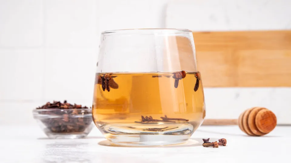 A infusão barata que melhora o sono e reduz a inflamação em pouco tempo