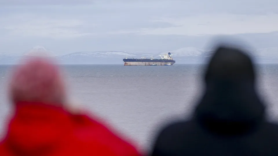 Alegado petroleiro da frota fantasma russa será rebocado para Marselha