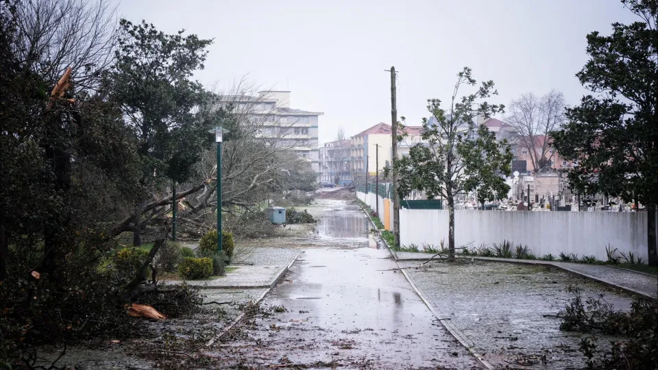Vinte e uma estradas permanecem fechadas por causa das tempestades