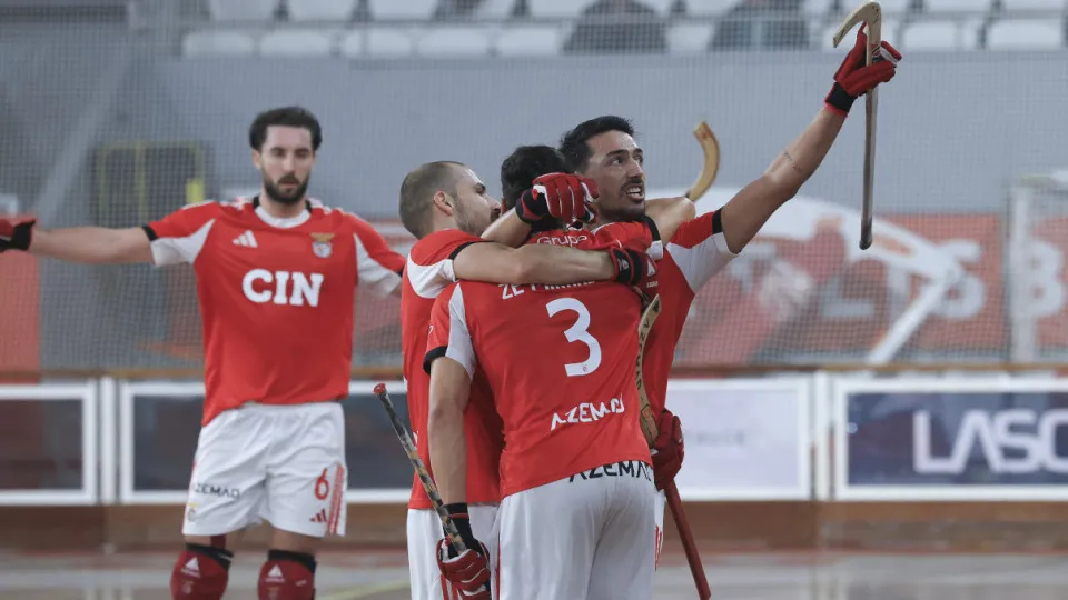 Benfica continua invicto, FC Porto vence e Sporting cai com estrondo Benfica continua invicto, FC Porto vence e Sporting cai com estrondo