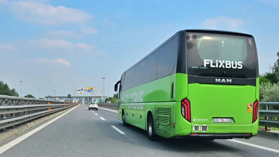Motorista da Flixbus que deixou menina em área de serviço "foi suspenso"