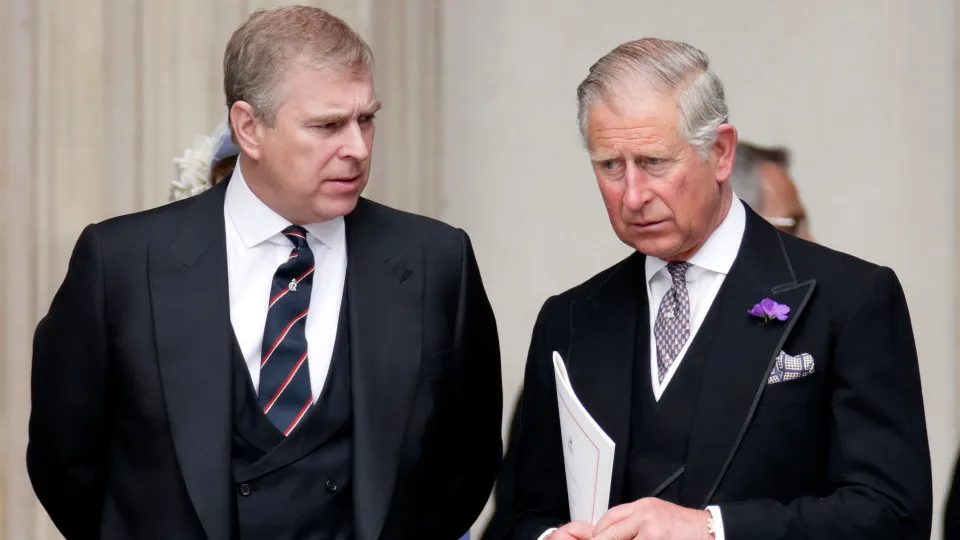 Carlos III apoia investigação e dá arquivos de Buckingham à polícia Carlos III apoia investigação e dá arquivos de Buckingham à polícia