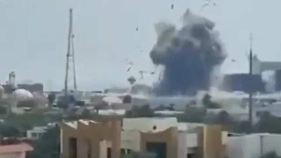 Irão ataca base naval americana no Bahrein. Eis o momento