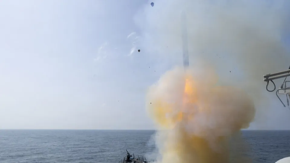 Navio da Marinha iraniana afunda-se junto ao Sri Lanka