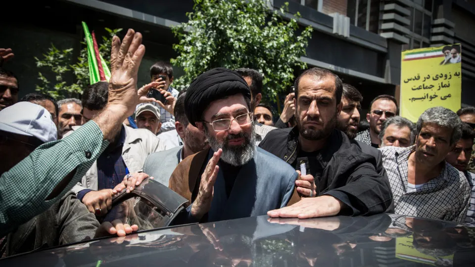 Um mestre por si só. Filho de Ali Khamenei é o favorito a líder supremo