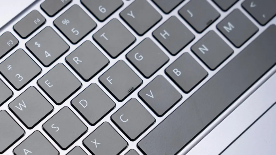 As teclas “F” e “J” do teclado são diferentes. Já pensou porquê? As teclas “F” e “J” do teclado são diferentes. Já pensou porquê?