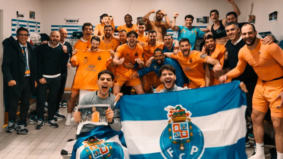 FC Porto com remontada épica e Benfica cai com estrondo na Liga Europeia FC Porto com remontada épica e Benfica cai com estrondo na Liga Europeia