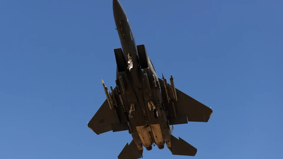 Irão anuncia abate de caça dos EUA. Polícia dá recompensa por tripulação