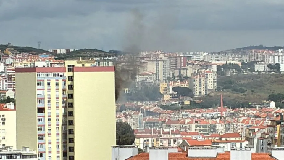 Incêndio na Amadora: 11 feridos, quatro agentes da PSP, e um prédio de 16 andares evacuado — image 2