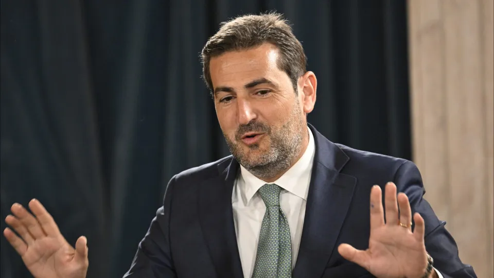 Montenegro de férias? Hugo Soares responde a Carneiro: "Pior que Ventura"