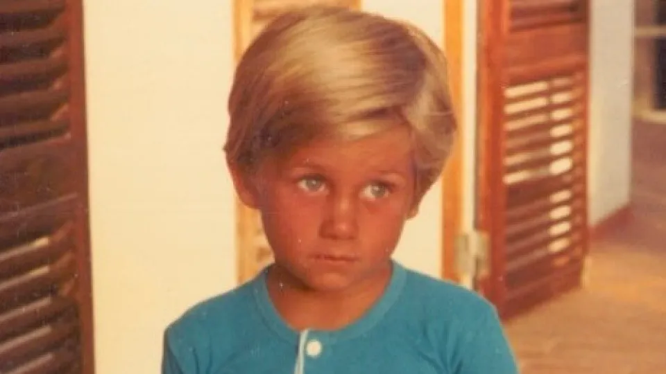 Reconhece este famoso? É ator, apresentador e faz hoje 47 anos