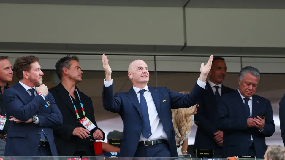 Primeiro país retira apoio a Infantino. UEFA já ameaça com tribunal