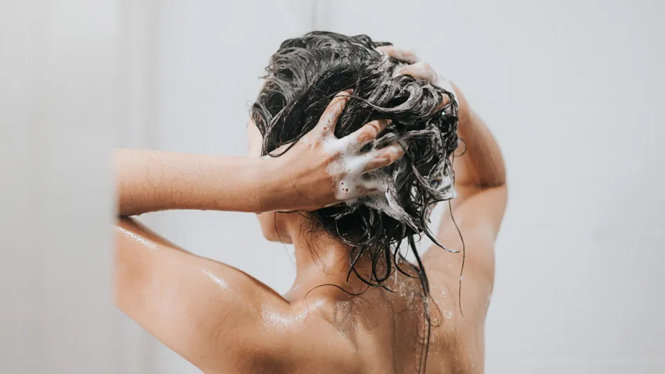 O ritual de 3 passos para fortalecer o cabelo antes da mudança de estação
