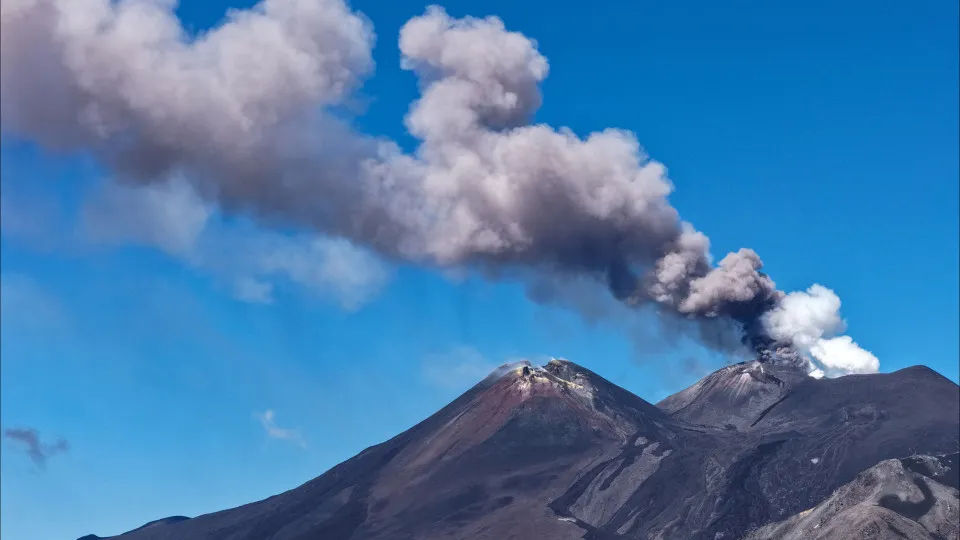 Fumos do vulcão Etna obrigam aeroporto de Catânia a suspender chegadas