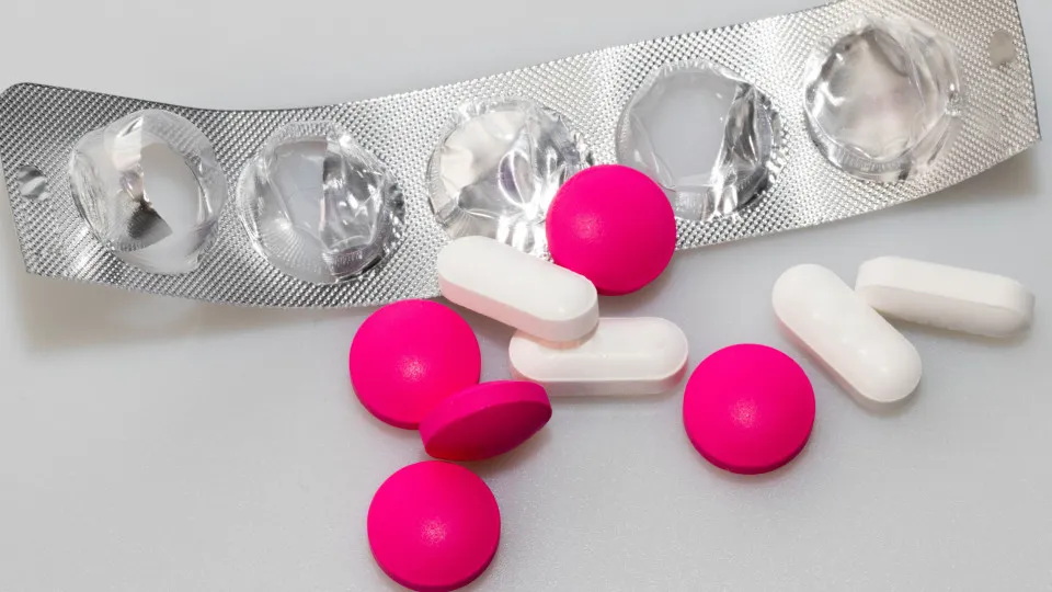 Tomar paracetamol e ibuprofeno ao mesmo tempo? Farmacêutico responde