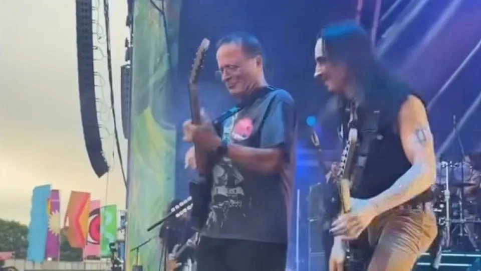 Nuno Bettencourt chama irmão ao palco para tocar com ele. "Rei Luís"