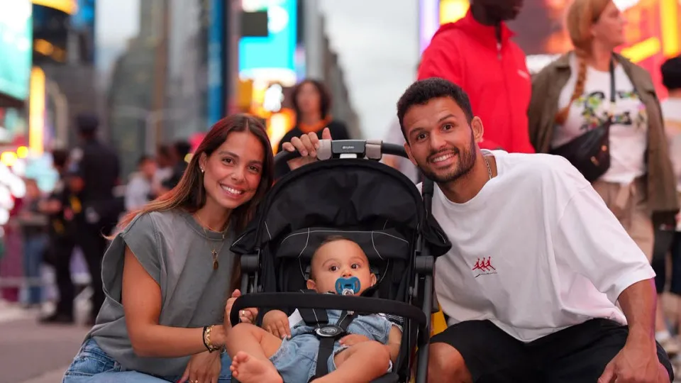Gonçalo Ramos aproveita férias em Nova Iorque com noiva e filho