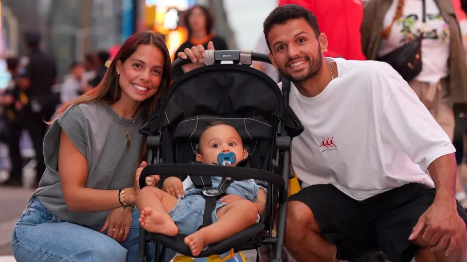 Gonçalo Ramos aproveita férias em Nova Iorque com noiva e filho