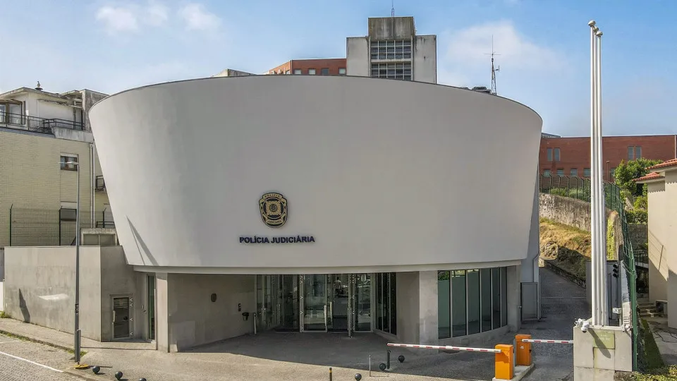 Detido após tentar matar vizinho à machadada (esteve em fuga por 15 dias)