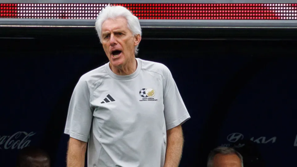 Afinal, não há outro. Broos continua no leme da seleção da África do Sul