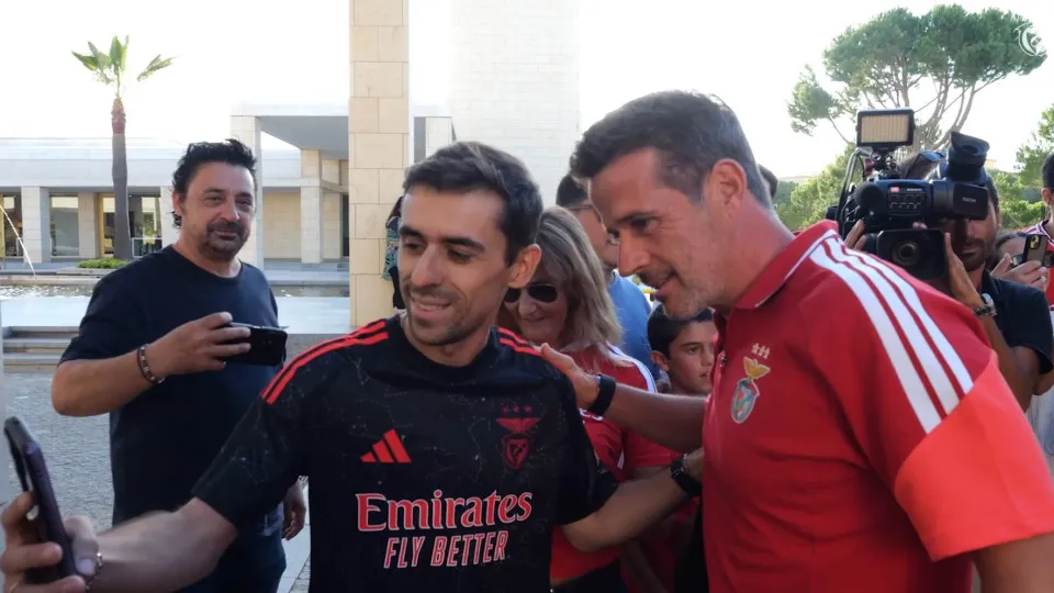 Euforia e muitos autógrafos. A movimentada chegada do Benfica ao Algarve