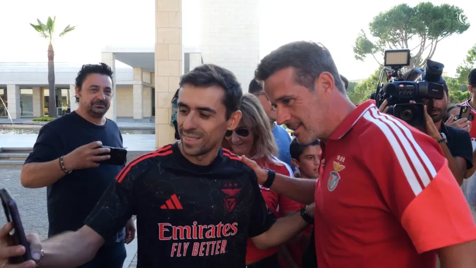 Euforia e muitos autógrafos. A movimentada chegada do Benfica ao Algarve