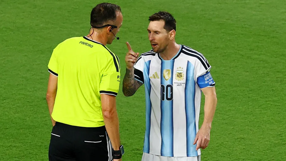 Terão os árbitros levado Messi à final do Mundial? "Há um rumor..."