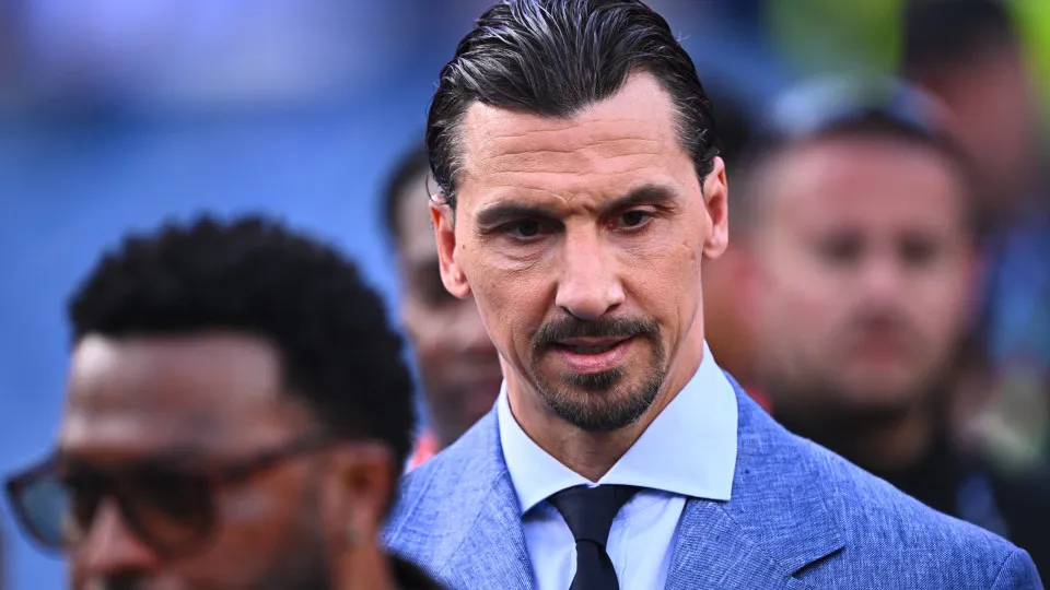 Ibrahimovic arrasa jogador da seleção inglesa: "Anda a passear em campo"