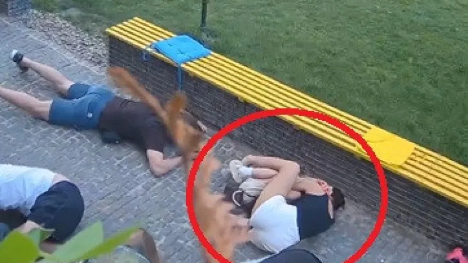 Imagens da guerra. Mãe abraça e protege filha durante ataque russo a Sumy