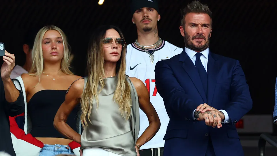 Reação de Victoria Beckham no jogo da Inglaterra é viral. David reage