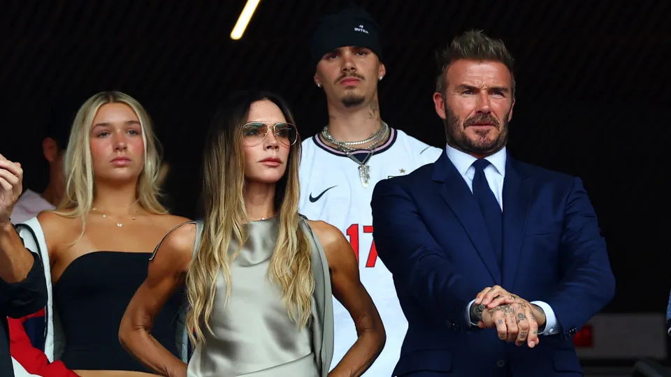 Reação de Victoria Beckham no jogo da Inglaterra é viral. David reage