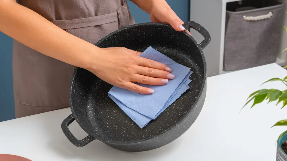 Nem precisa de esfregar! O truque para tirar comida queimada do tacho