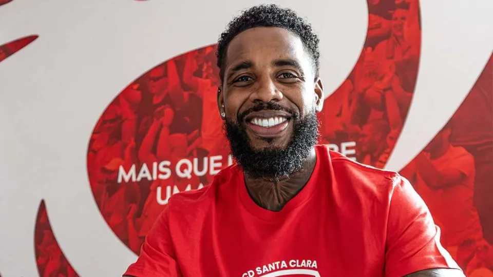 Oficial: Romão continua no Santa Clara cedido pelo Atlético Goianiense