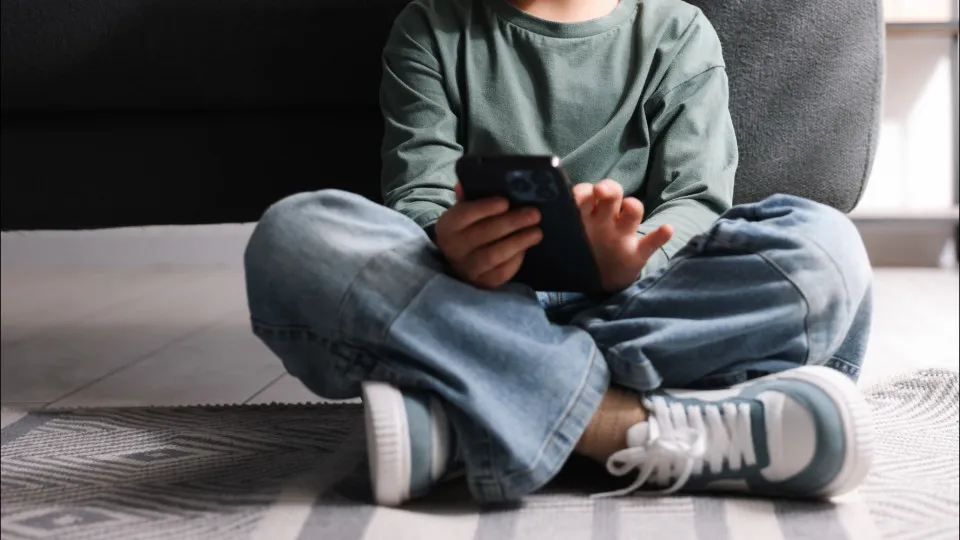 Vítimas de nudes criadas com IA mudam de escola para escapar ao bullying