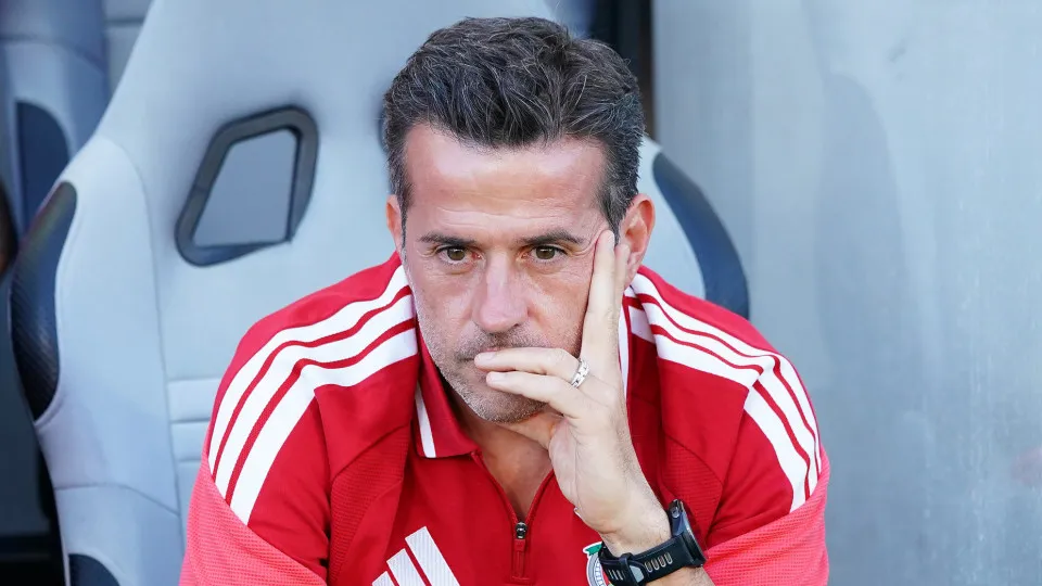 Mexida forçada ao centro. O onze provável do Benfica contra o Hearts