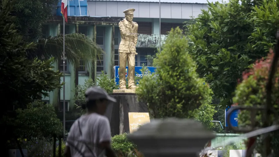 Estátuas do herói da independência Aung San a desaparecer em Myanmar