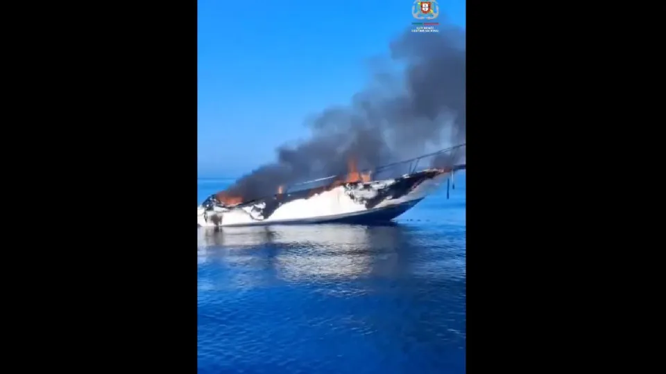 Homem resgatado após embarcação em que seguia se incendiar na Nazaré