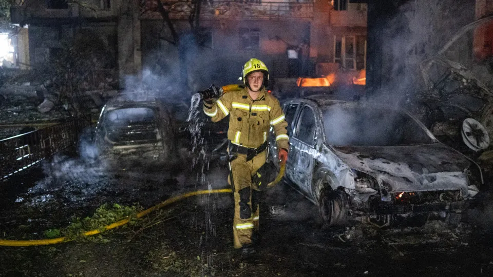 Kyiv alvo de um dos maiores ataques russos esta noite. Pelo menos 1 morto